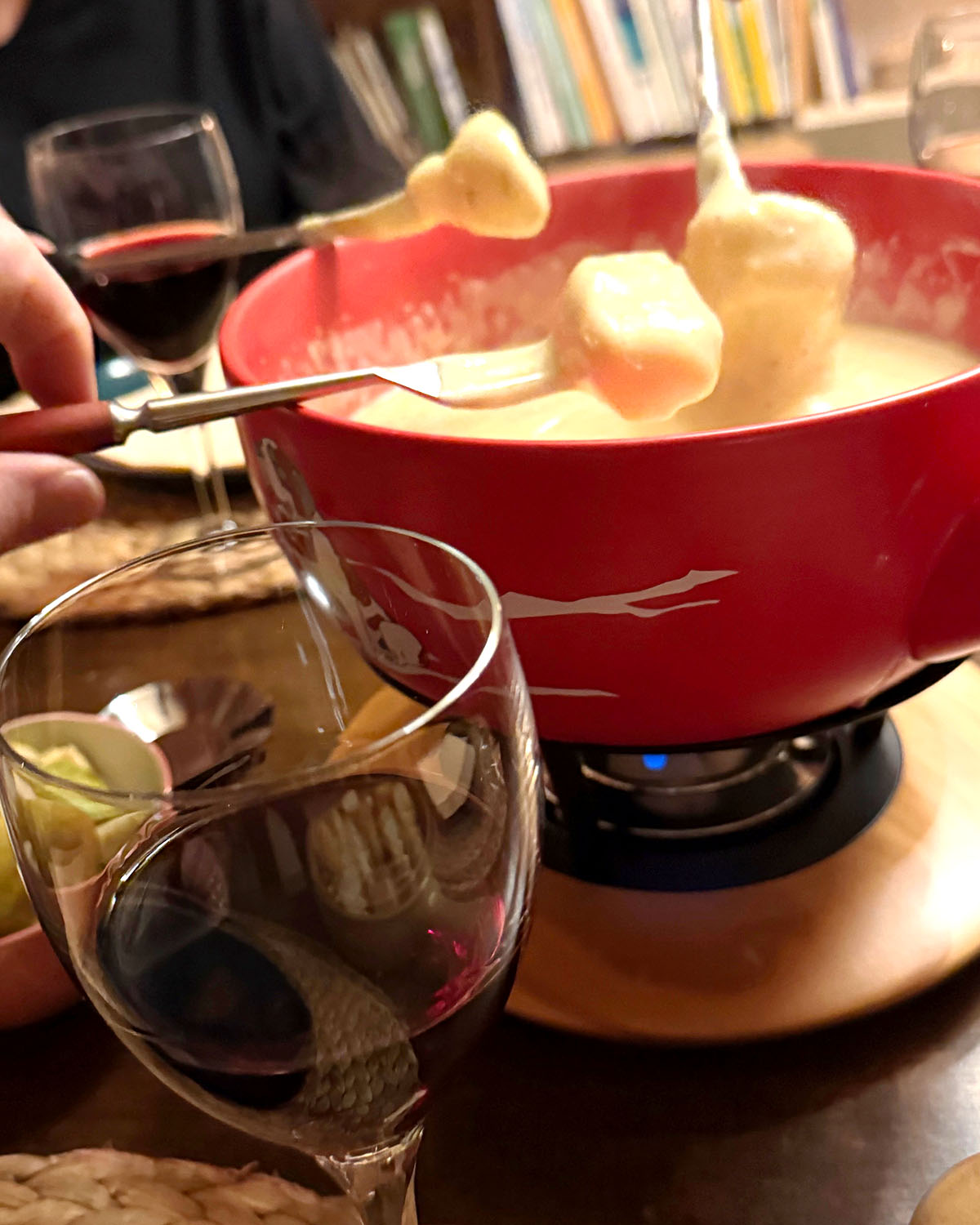 Bestimme mit Pit, Boris und Leon die nächsten offenen Weine der Piz Gloria Bar. Mittwoch 17. September, 18:30-20:30 Uhr Piz Gloria Bar, Lenzburg Wir degustieren 6 italienische Weine aus Pits Sortiment und entscheiden, welche dieser feinen Tropfen wir in den nächsten Wochen glasweise im Angebot haben. Zur Degustation gibt es Brot, Käse, Trockenfleisch, Oliven und Hummus. Wir freuen uns auf dich! Kosten: CHF 35.- Die Anzahl der Teilnehmenden ist beschränkt, also bald anmelden auf: lauth@sunrise.ch